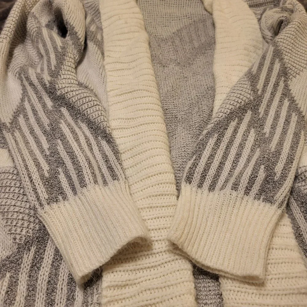 Lovemarks Women's Acrylic Cardigan, Gray & White, Size Medium - Picture 6 of 8